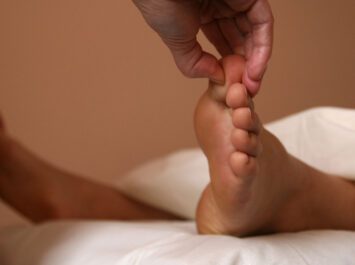 Powder Poultice Fomentation (cūrṇa-piṇḍa svedaṃ)